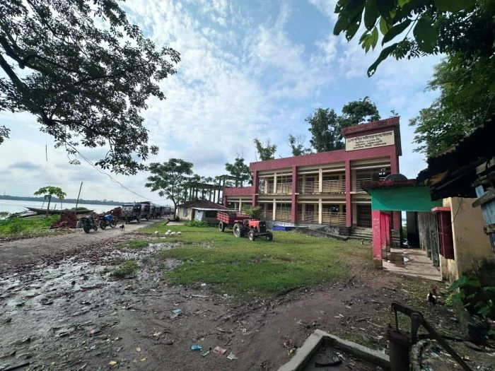‘নদীটা আর একটু এগোলেই থাকবে না ৩ স্কুল’. বাউফলে আতঙ্কে শত শত শিক্ষার্থী